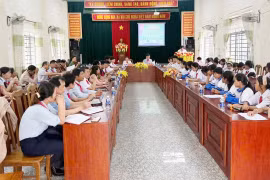 Đại biểu HĐND xã Ia Phí đối thoại với trẻ em
