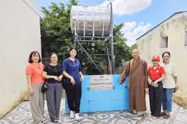 Phú Thiện: Bàn giao máy vi tính, giếng khoan và tặng quà học sinh