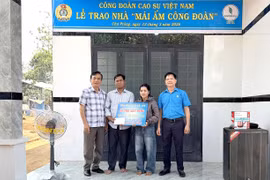 Niềm vui của gia đình công nhân dân tộc thiểu số tại Gia Lai khi nhận bàn giao "Mái ấm Công đoàn"