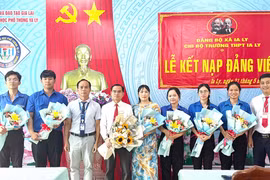 Chi bộ Trường THPT Ya Ly kết nạp 5 học sinh ưu tú vào Đảng.
