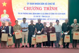 Xã Chư Sê trao 100 suất quà tri ân người có công