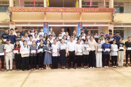 Chư Sê tặng 136 suất quà cho học sinh khó khăn trước kỳ thi tốt nghiệp THPT.
