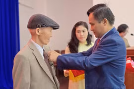 Đảng ủy phường Pleiku trao tặng Huy hiệu Đảng cho 45 đảng viên.