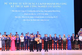 Các đồng chí lãnh đạo tỉnh trao quyết định chấp thuận chủ trương đầu tư và giấy chứng nhận đăng ký đầu tư cho nhà đầu tư. Ảnh: Tiến Sỹ