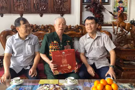 Bí thư Thành ủy Pleiku Trịnh Duy Thuân thăm, tặng quà gia đình người có công