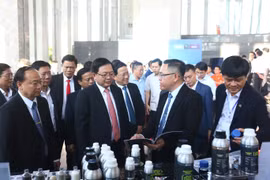 Phó Thủ tướng Hồ Quốc Dũng (đứng thứ 2 từ trái qua) cùng lãnh đạo tỉnh tham quan các gian hàng trưng bày sản phẩm tiêu biểu. Ảnh: Tiến Sỹ