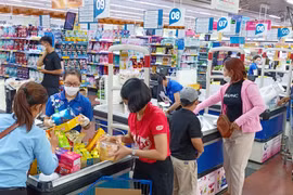 Người dân mua hàng hóa tại Siêu thị Co.opmart Quy Nhơn. Ảnh T.SỸ
