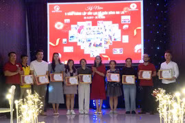 Đại diện Hội Chữ thập đỏ tỉnh Gia Lai trao giấy ghi nhận tấm lòng vàng nhân đạo cho các cá nhân.