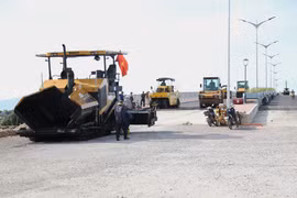 Công tác giải ngân vốn đầu tư tốt, tạo động lực cho các nhà thầu đẩy nhanh tiến độ thi công các công trình giao thông trọng điểm. Ảnh T.SỸ
