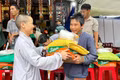 Chùa Bửu Châu trao 400 suất quà cho người dân khó khăn phường Thống Nhất