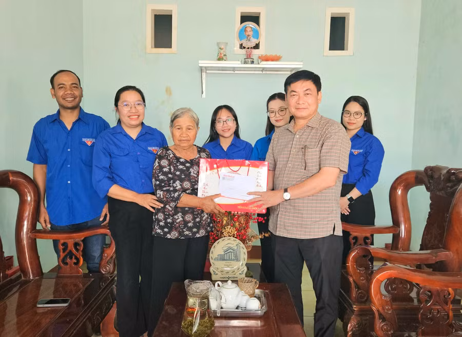 tong-bien-tap-bao-gia-lai-huynh-kien-da-den-tham-va-tang-qua-cho-anh-hung-luc-luong-vu-trang-nhan-dan-kpa-oanh-ngoc-duy.jpg