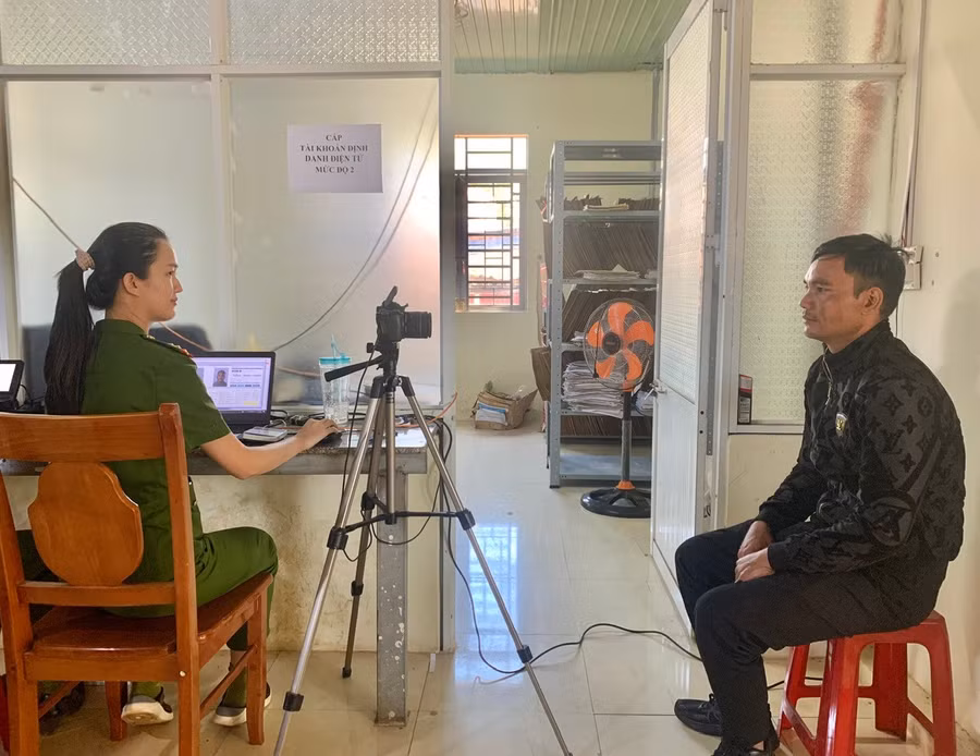 anh-yung-lang-ngam-thung-xa-ia-pet-huyen-dak-doa-den-tru-so-cong-an-huyen-dak-doa-thuc-hien-thu-tuc-kich-hoat-tai-khoan-dinh-danh-dien-tu-muc-do-2anh-rh.jpg