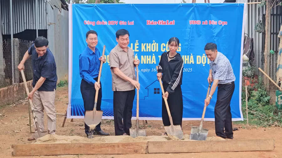 quang-canh-le-khoi-cong-nha-tinh-nghia-cho-ho-gia-dinh-chi-ra-lan-mai-anh-ngoc-duy.jpg