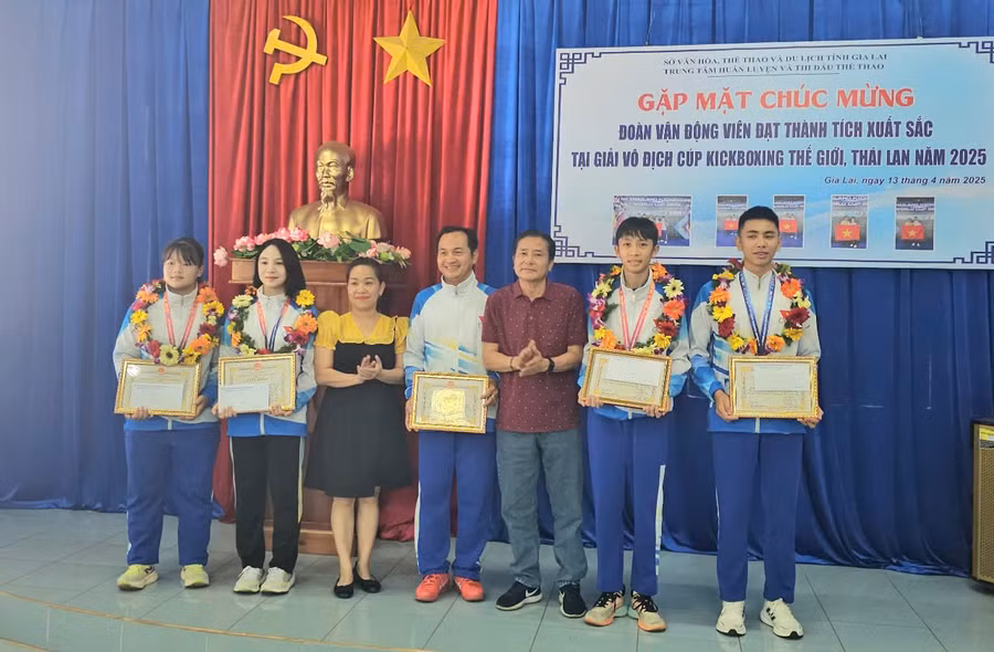 lanh-dao-so-van-hoa-the-thao-va-du-lich-bieu-duong-thanh-tich-cua-cac-vdv-huan-luyen-vien-gia-laianh-rh.jpg