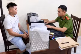 Vận động đối tượng truy nã ra đầu thú