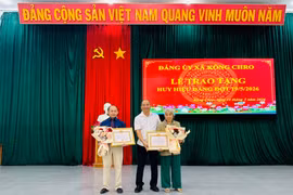 Đảng bộ xã Tuy Phước và Kông Chro trao tặng Huy hiệu Đảng cho 19 đảng viên
