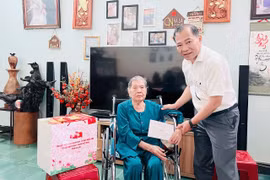 Bí thư Đảng ủy phường Diên Hồng thăm, tặng quà người có công với cách mạng