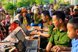 Công an xã Ia Nan trao hơn 500 sim điện thoại miễn phí cho người dân