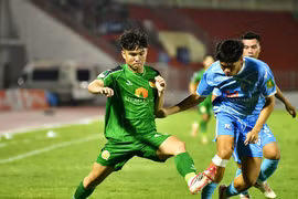 Bất bại đối đầu bất bại: Sân Quy Nhơn chờ lời giải