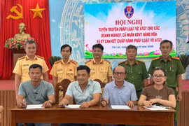 100 doanh nghiệp, cá nhân ký cam kết chấp hành trật tự, an toàn giao thông