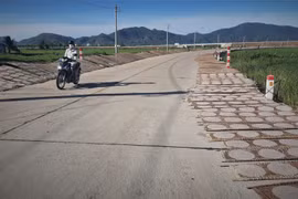 Lấn chiếm lòng lề đường làm sân phơi bánh tráng