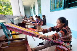 Đinh Thị Rên - Người giữ lửa thổ cẩm Bahnar ở làng Cam
