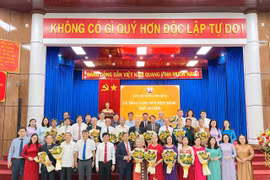 Đảng ủy phường Diên Hồng và phường Quy Nhơ Đông trao Huy hiệu Đảng cho 34 đảng viên