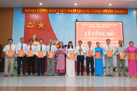 Hoài Nhơn Đông tổ chức lễ công bố sắp xếp kiện toàn các Tổ dân phố