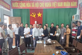 Gia Lai: Trao 32 triệu đồng hỗ trợ ngư dân có tàu cá bị thiệt hại do hỏa hoạn