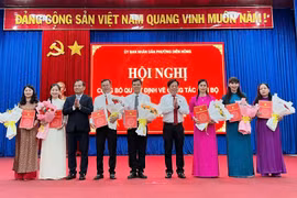 Phường Diên Hồng công bố và trao quyết định bổ nhiệm cán bộ
