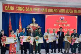 Đảng bộ xã Kbang và phường Bình Định có 25 đảng viên được nhận Huy hiệu Đảng đợt 19/5