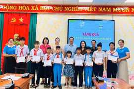 Tặng 25 suất quà cho trẻ em có hoàn cảnh khó khăn ở phường Quy Nhơn Đông