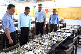 Lãnh đạo phường Hoài Nhơn Đông kiểm tra công tác tổ chức bữa ăn bán trú tại các trường học