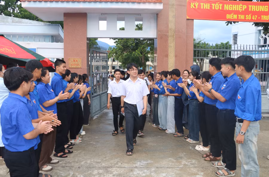luc-luong-doan-vien-thanh-nien-xa-vinh-thanh-co-vu-tinh-than-cac-thi-sinh-sau-phan-thi-mon-toan-chieu-nay-quang-tan.jpg