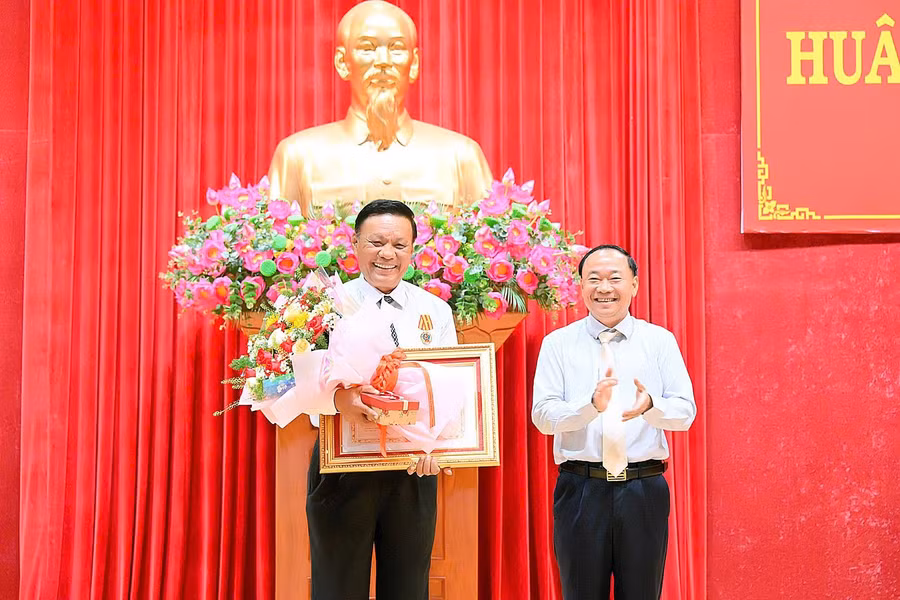 trao-huan-chuong-doc-lap-hang-ba-cho-dong-chi-le-kim-toan.jpg
