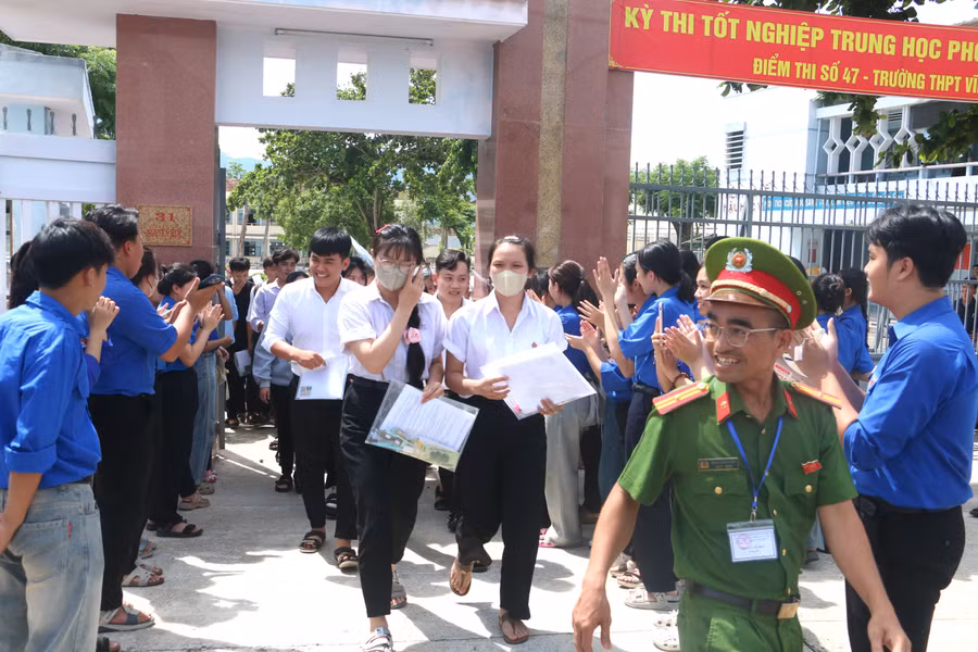 cac-thi-sinh-dau-tien-buoc-ra-khoi-diem-thi-sang-nay-quang-tan.jpg
