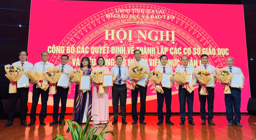 cong-bo-quyet-dinh-thanh-lap-cac-co-so-giao-duc.jpg