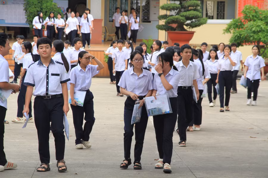 hon-1300-thi-sinh-thi-vao-truong-thpt-chuyen-hung-vuong-hoan-thanh-mon-thi-chuyen-trong-chieu-28-6.jpg