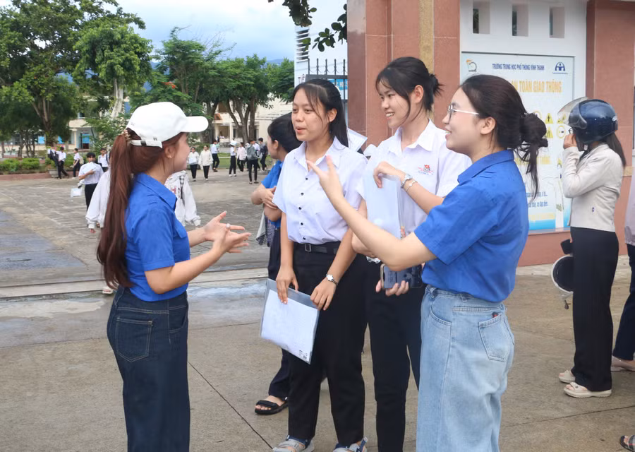 em-nguyen-minh-thu-thu-2-tu-phai-sang-phan-khoi-va-hai-long-voi-bai-thi-toan-cua-minh-quang-tan.jpg