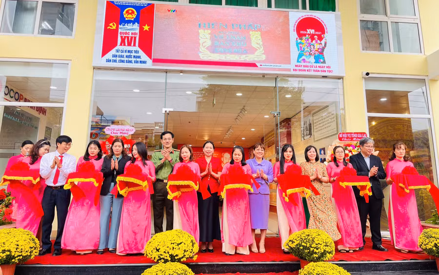 khai-mac-trung-bay-luu-tru-bau-cu-quoc-hoi-va-hoi-dong-nhan-dan.jpg