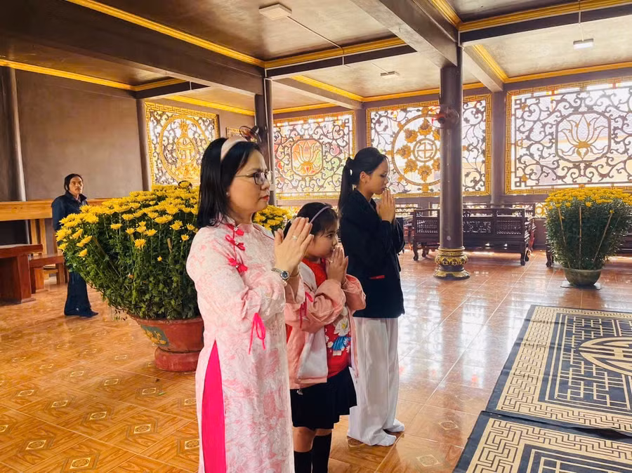 chi-le-thai-le-bia-trai-to-4-phuong-song-bo-thi-xa-ayun-pa-cung-cac-con-di-le-chua-dau-nam-cau-may-man-anh-vu-chi.jpg