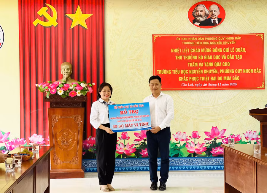 Thay mặt lãnh đạo Bộ GD&amp;ĐT, Thứ trưởng Lê Quân trao tặng 30 bộ máy vi tính cho Trường Tiểu học Nguyễn Khuyến (phường Quy Nhơn Bắc). Ảnh: T.D