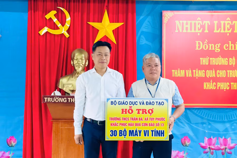 Thầy và trò Trường THCS Trần Bá (xã Tuy Phước) vui mừng đón nhận 30 bộ máy vi tính do Bộ GD&amp;ĐT trao tặng. Ảnh: T.D