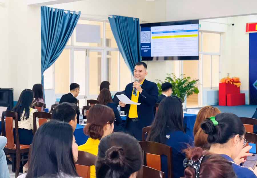 hoi-thao-dinh-huong-nghe-nghiep-va-co-hoi-viec-lam-trong-nganh-tai-chinh-ngan-hang.jpg