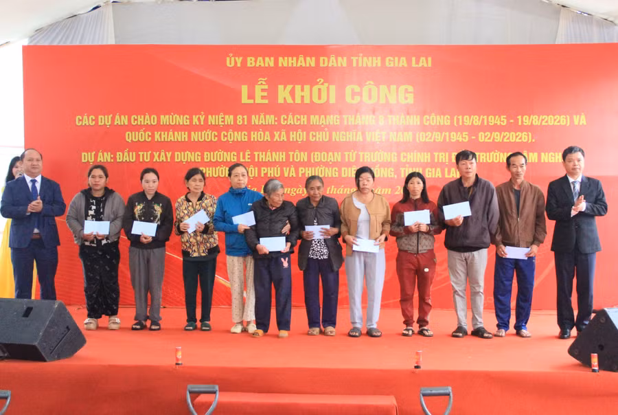 3-lanh-dao-tinh-gia-lai-trao-tang-10-phan-qua-den-cac-ho-gia-dinh-co-hoan-canh-kho-khan-tren-dia-ban-2-phuong-dien-hong-va-hoi-phu.jpg