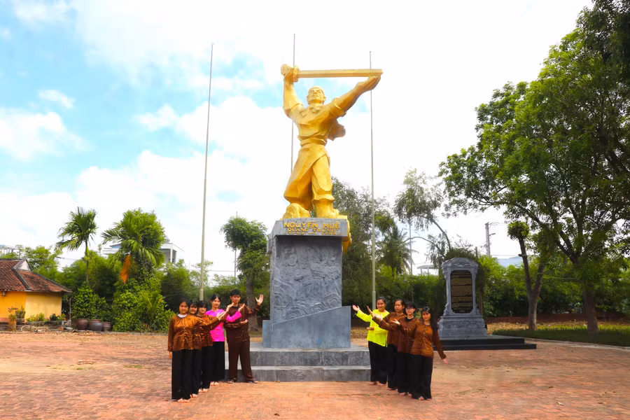 nhom-hoc-sinh-truong-thpt-quang-trung-thi-xa-an-khe-luu-lai-nhung-buc-anh-y-nghia-duoi-tuong-dai-hoang-de-quang-trung-trong-ngay-30-4-anh-ngoc-minh.jpg