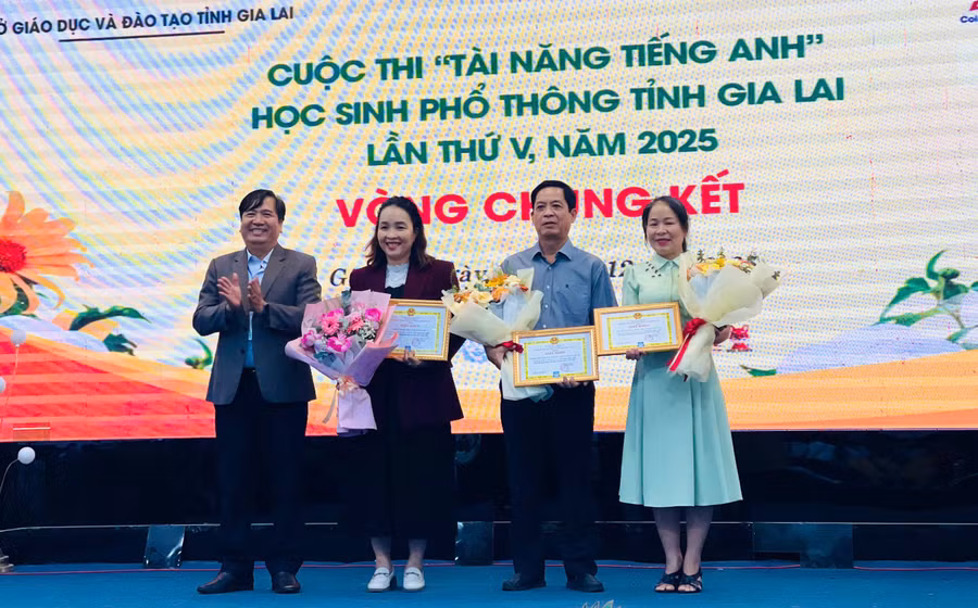 ban-to-chuc-trao-giai-nhat-cho-cac-don-vi-tai-cuoc-thi-anh-tran-dung.jpg