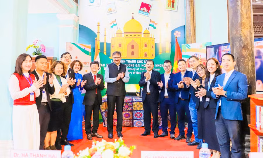 tong-lanh-su-quan-an-do-lam-viec-voi-truong-dai-hoc-quy-nhon.jpg