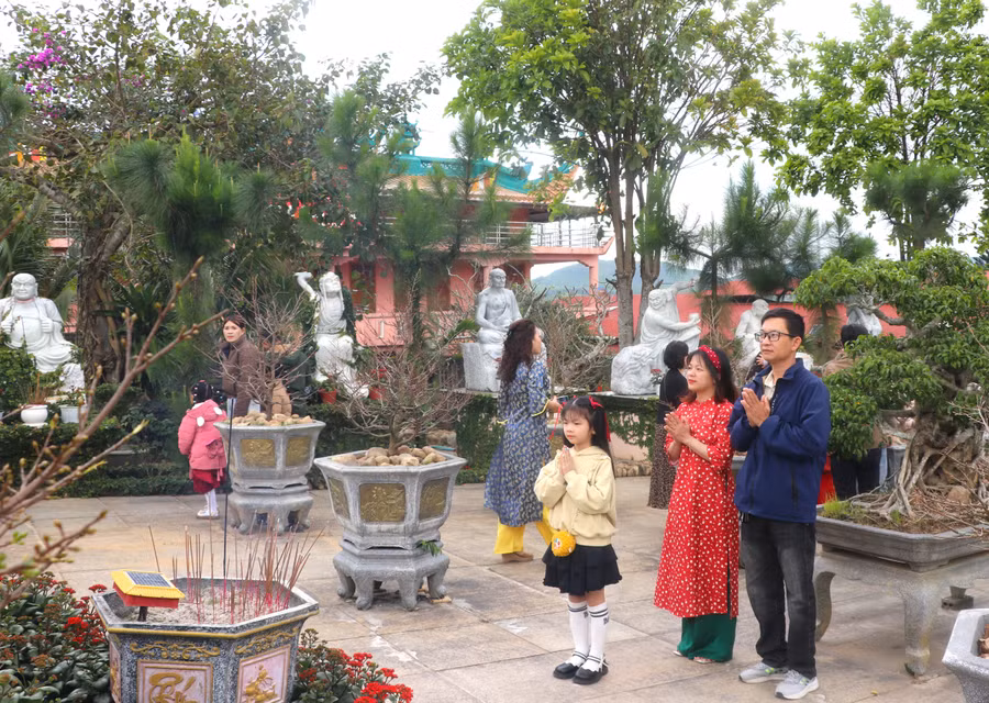 sang-mung-1-tet-vo-chong-chi-le-tran-diem-thuy-to-1-phuong-an-tan-thi-xa-an-khe-le-phat-van-canh-chua-cau-binh-an-anh-ngoc-minh.jpg