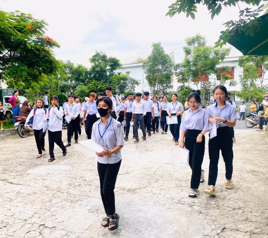 cac-thi-sinh-truong-thpt-phan-chu-trinh-ho-hoi-di-chuyen-toi-diem-thi-nguyen-tat-thanh-huyen-ia-pa-anh-vu-chi.jpg